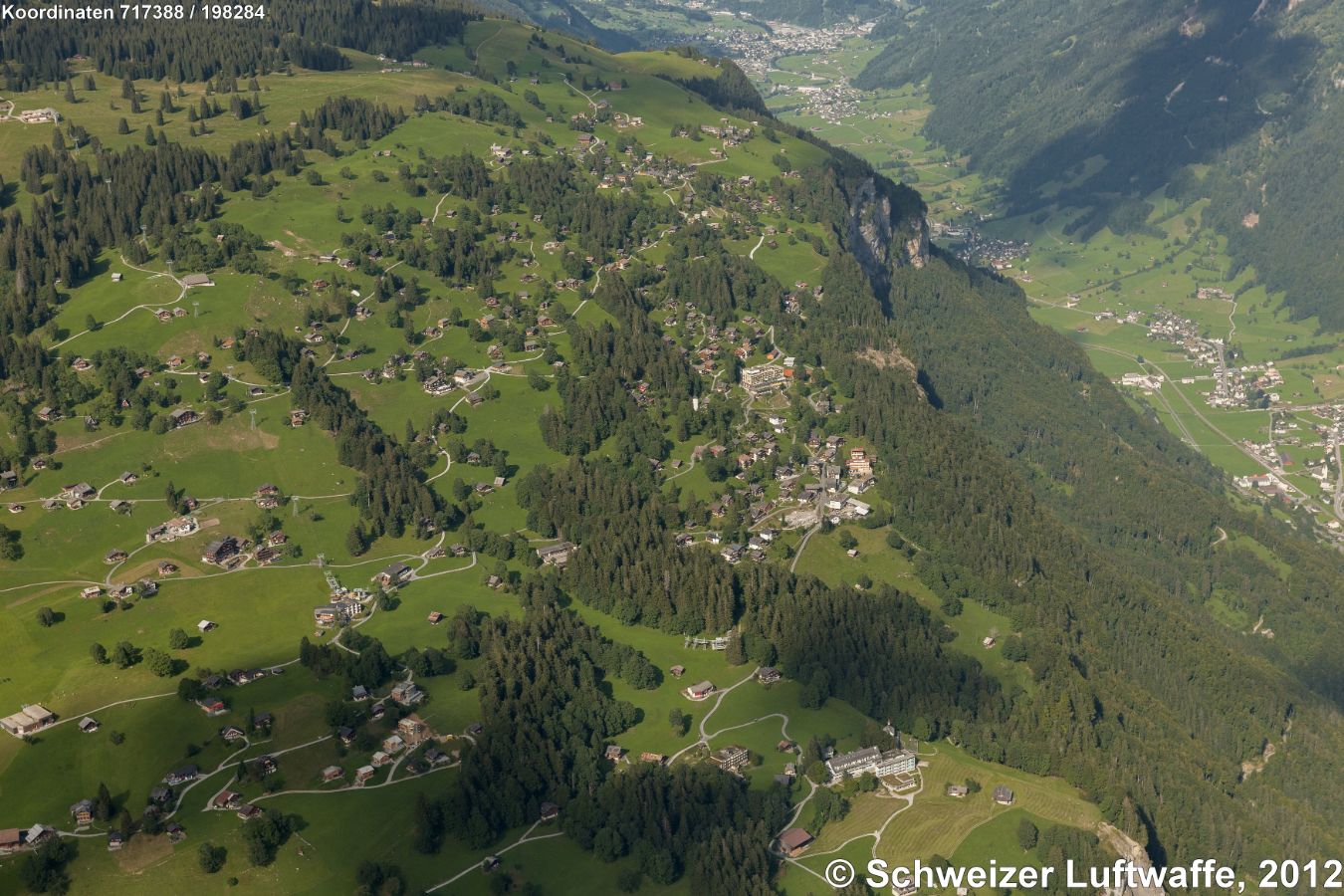 Braunwald, Blick ins Linth-Tal mit Diesbach (ganz rechts) bis Schwanden.